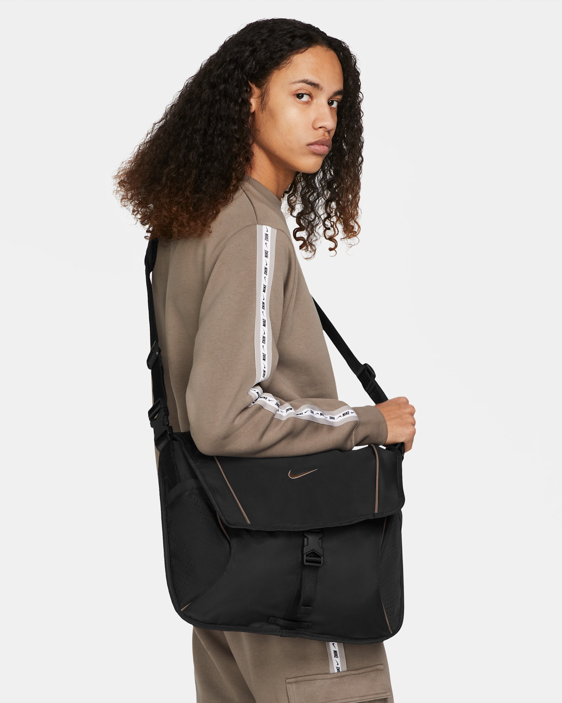 Nike Sportswear Essentials Messenger Bag (15L). Nike ID